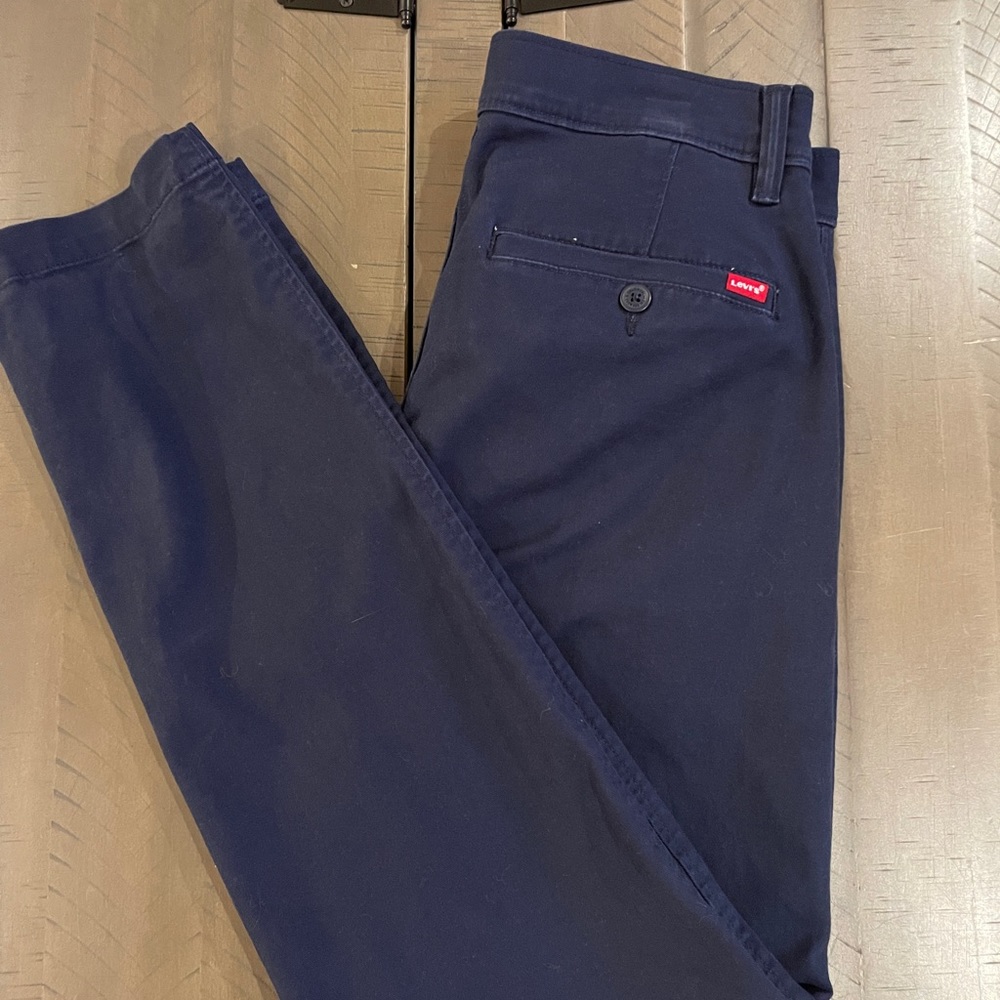 COPY - Levi’s Chinos. Standard taper. Straight leg fit.
